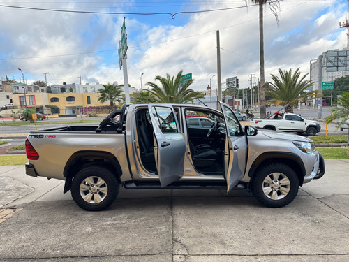 Toyota Hilux 2.7 Cabina Doble Sr Mt
