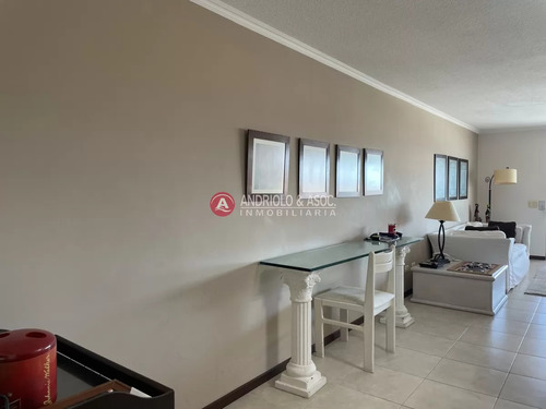  Hermosa Propiedad De 4 Dormitorios, 5 Baños Y 3 Suites 