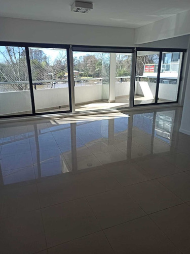 Departamento En Venta En Tigre, 3 Dormitorios, 2 Baños Y Toillete, Dos Cocheras Y Pileta