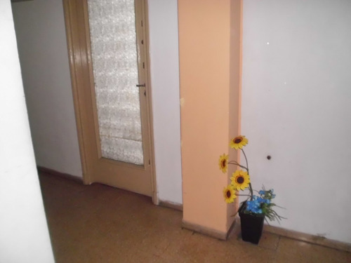 Mono-ambiente En Pleno Centro Con Patio Ascensor Ofic.o Viv
