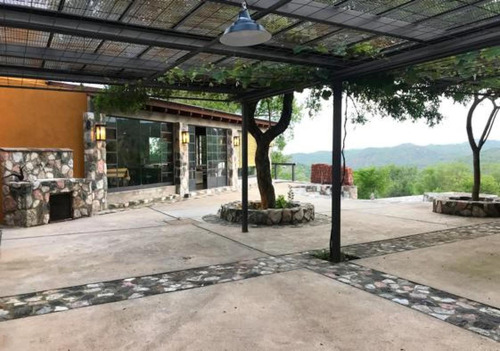 Casa Quinta En Venta - 3 Dormitorios 3 Baños - Córdoba