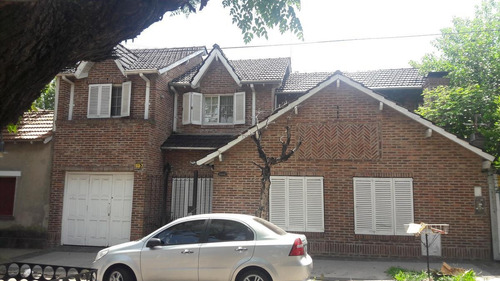 Muy Lindo Chalet En Dos Plantas, 4 Dormitorios, Garaje, Jardin.