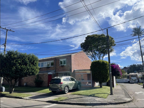 Venta Casa Con Jardín Grande En  Niza Antigua