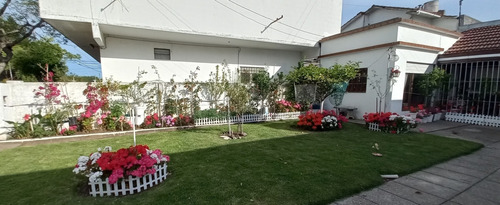 Casa 3 Ambientes Con Garaje Y Parque, A Reciclar Parcialmente, En Barrio Santa Monica