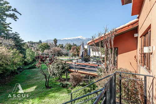 Casa De Dos Pisos En Los Dominicos Antiguo, Las Condes