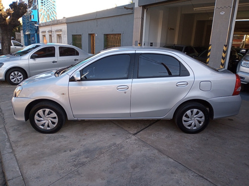 Imagen 7 de 11 de Toyota Etios Sedan 2017 Xs 1.5 N Mt6