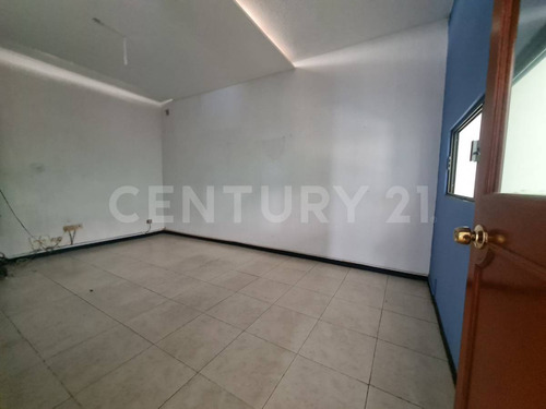 Local Comercial Con Oficinas Y Bodega En Colonia Chulavista Puebla