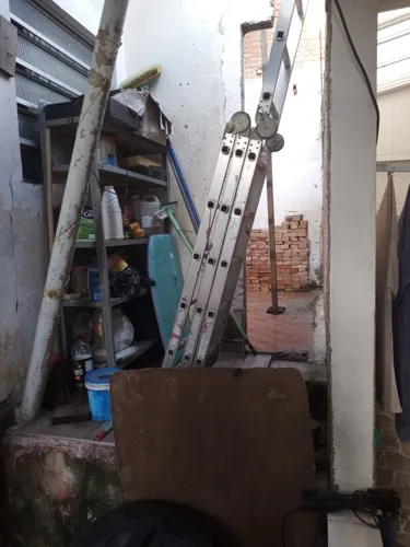 Casa Com Um Quarto, Cozinha E Banheiro.