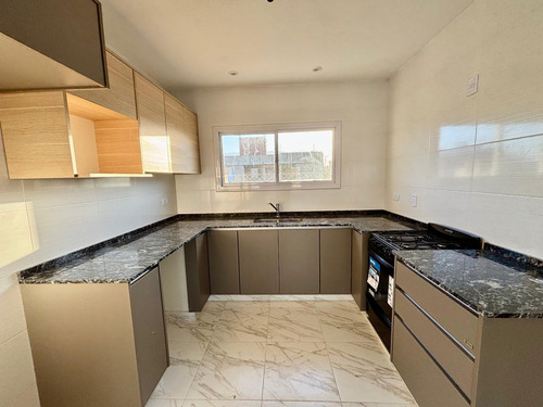 Venta Casa 2 Dormitorios Otros Barrios Con Cochera