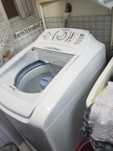 Apartamento De 2 Quartos Na Av. 9 De Julho Com Vista Para A Serra, Super Bem Localizado.
