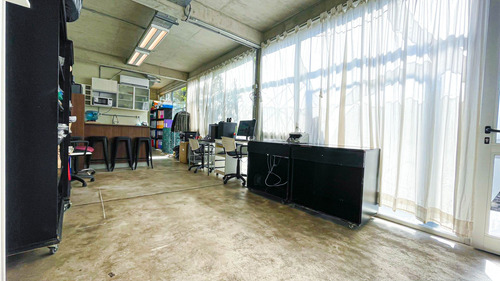 Venta Local Comercial Industrial + 2 Monoambientes
