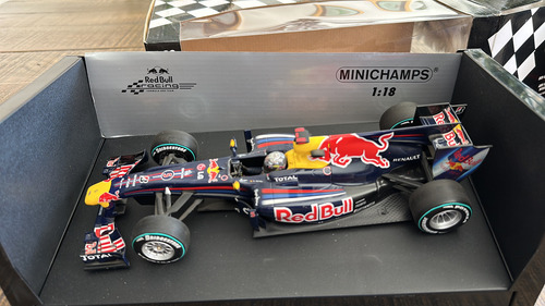 F1 Red Bull 1:18 S Vettel Campeon 2010 Minichamps Abu Dhabi Azul (Usado)