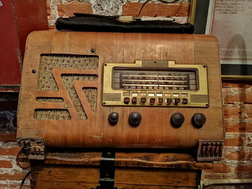 Radio Antiguo Funcionando De Madera Marca Philco