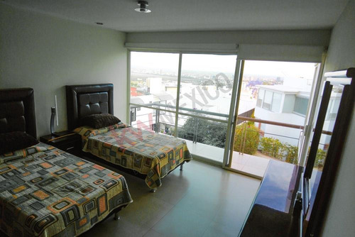 ¡encantadora Casa En Venta Con Amplio Jardín Y Excelente Vista Al Lago En Lomas De Gran Ja...