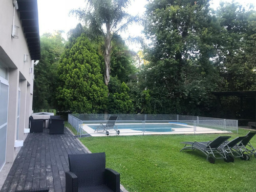Casa Moderna En Abril Cc Con Gran Parque Y Quincho