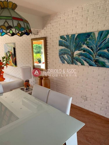Casa Muy Iluminada Y Excelente Construccion- Ref: 6773