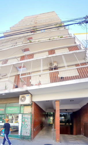Rivadavia Al 8500 Y Mercedes, Floresta. Planta Baja Interno. Departamento De 2 Ambientes Con Patio Techado Rebatible. Superficie 40 M2. Bajas Expensas. Apto Profesional. Pintado Hace 3 Meses.