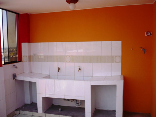 Dormitorio Con Baño Compartido Con Un Inquilino. Puerta Directo A Calle. A 1 Cuadra De Municipalidad Chorrillos. A 3 Cuadras De Estación Inicial De Metropolitano