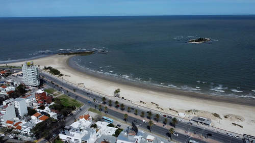Se Vende Terreno De 710m2 En Malvín