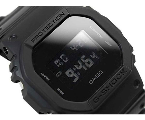Reloj pulsera Casio G-Shock DW5600 de cuerpo color negro mate, digital, fondo negro, con correa de resina color negro