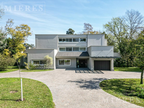 Muy Linda Casa En Venta Desarrollada En Tres Plantas En Highland Park