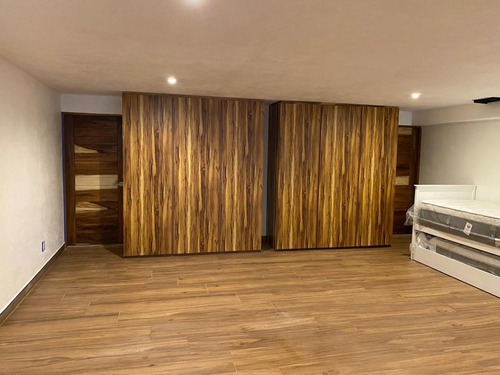Renta Casa En La Peña, Valle De Bravo Acceso Al Lago Con Muelle Propio Completamente Amueblada, Gimnasio, Alberca Climatizada, Áreas Verdes, Jacuzzi, Ascensor, Estacionamiento