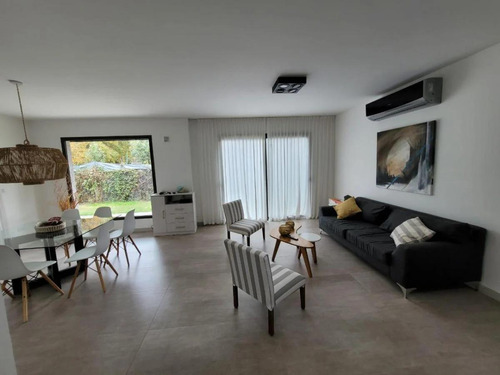 Casa En Venta - 3 Dormitorios 3 Baños - 300mts2 - Villa Quisquizate, Córdoba