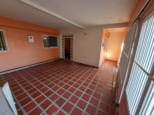 Vendo Bella Casa En Turmero En Urbanizacion La Flor, Precio De Oportunidad