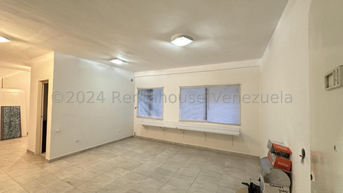 Cómodo Apartamento Remodelado En Chacao.  Mls #24-15744 Lp