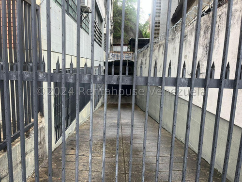 Edificio Industrial En Venta En La Urbina