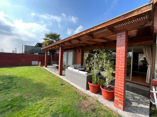 Amplia Casa 6d,4b Las Pircas 14.300 Uf, Accesos Controlados