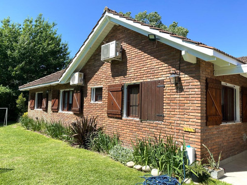 Casa De 3 Dormitorios Con Pileta Y Parrillero - Aldea - Fisherton