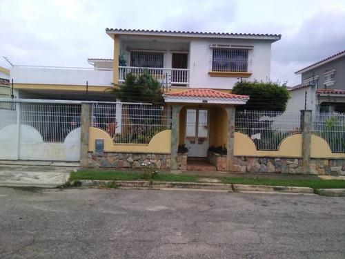 Casa En Urb. Valle De Camoruco - Valencia