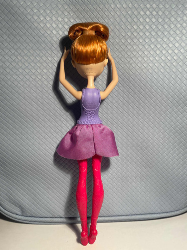 041 - Ever After High - Holly Ohair Bailarina (Usado)