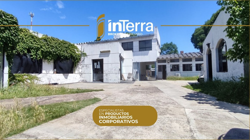 Importante Edificio Corporativo, Depósitos, Estacionamiento Interno Para Muchos Vehículos. Próximo A Tres Cruces Y Nuevo Centro. Mucha Presencia.