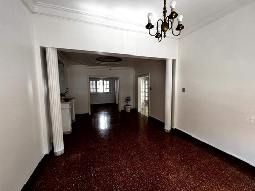 Casa De 6 Dormitorios En Cofico - Excelente Ubicación