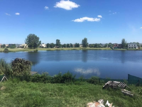 Imagen 2 de 12 de Lindisima Casa En Venta De 2 Pisos Con Pileta A La Laguna!