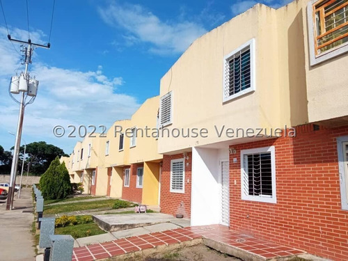 Monicam 23-2281 Cómodo Townhouse Ubicado En Conjunto Privado Con Vigilancia , Espacios Para Diseñar A Su Gusto, Patio Trasero. Con Permisologia Para Realizar Un Tercer Nivel