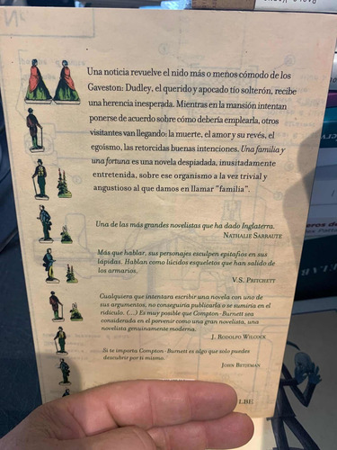 Una Familia Y Una Fortuna. Ivy Compton-burnett
