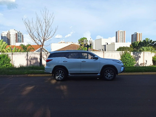 Toyota Hilux SW4 2.8 SRX 4X4 7 LUGARES 16V TURBO INTERCOOLER DIESEL 4P AUTOMÁTICO