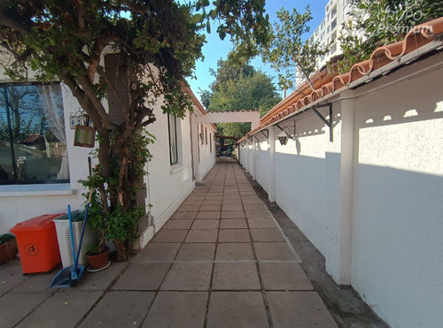 Casa En Venta De 4 Dorm. En La Cisterna