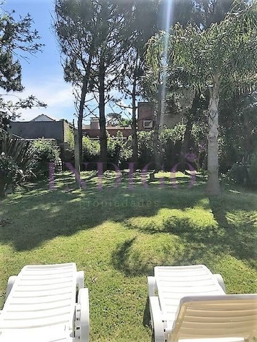 Cómoda Casa En Alquiler En Manantiales, Amplio Jardín Con Buen Parrillero.- Ref: 330