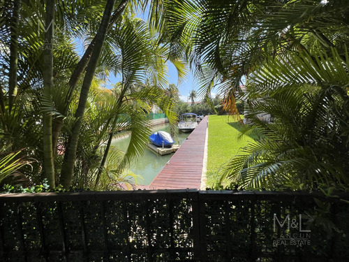 Casa En Venta En Cancún, Isla Dorada 3 Recámaras Con Muelle