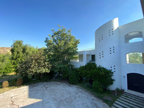 Casa En Venta De 7 Dorm. En Colina
