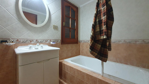 Venta - Chalet Cuatro Ambientes Con Garage Y Patio - Viamonte 4390