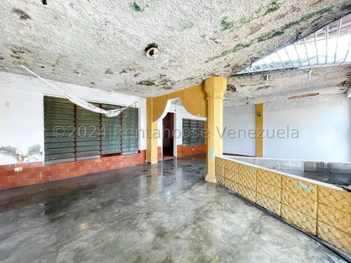 Casa En Alquiler Con Amplios Espacios En San Ignacio Maracay Estacionamiento Techado Agua Constante Estef 25-3327