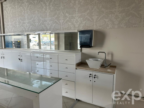 Arriendo Local Comercial Con Alto Trafico En Avda La Dehesa