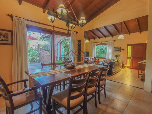 Espectacular Casa En Venta En Jardines De Córdoba, Ideal Para Vivir Todo El Año!- Ref: 2147