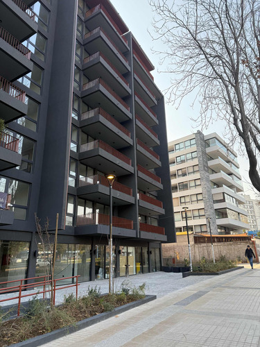 Excelente Local Comercial En Avda Las Condes