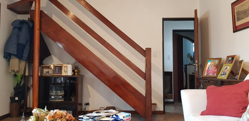 Casa En Béccar, Lote 300.99 M2. Cubiertos 203 M2 Jardín 100 M2
